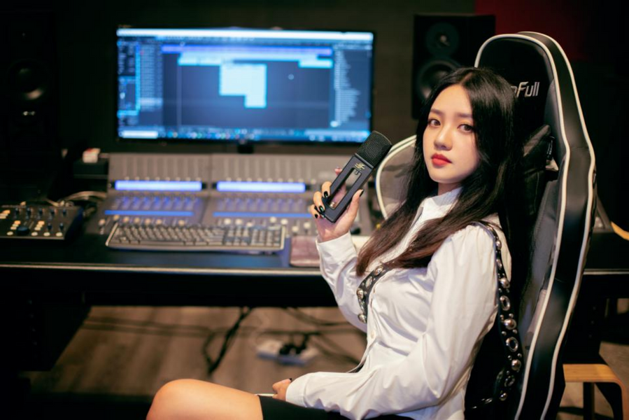 Chinese singer-songwriter GLOOMY#ANGEL joins forces with JZ Microphones
